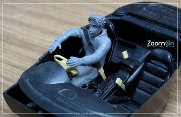 Figurka moto - chłopak siedzący w samochodzie - ZoomOn Z078